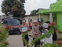 Jumat Berkah, Sat Binmas Salurkan Bantuan Kapolres Karimun