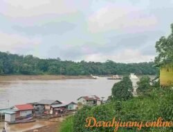 Dua Kapal LCT Kandas Akibat Surutnya Daerah Aliran Sungai Barito