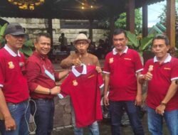 Chairum Lubis Serahkan Baju Terbaru Pewarta kepada Tokoh Pers Sumut