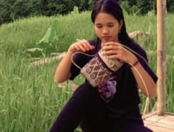 Tekuni Seni Kerajinan Tangan Lokal, Gadis Dayak Mendapatkan Penghasilan Tambahan