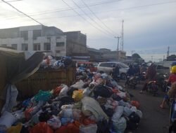 Sampah Menumpuk, Menambah Macet Pasar Panorama