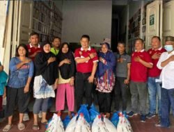 Cari Pahala di Jumat Barokah, Ketua Pewarta Bagi Sembako pada Warga Kurang Mampu