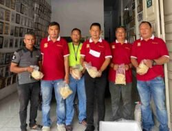 Ketua Pewarta Bagi Oleh-oleh Pisang Raja kepada Pengurus dan Anggota