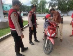 Perdonil Sat Samapta Polres Madina Sambangi Warga Saat Isi BBM
