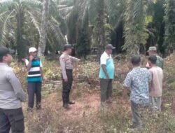 Anggota Polsek dan Bhabinsa Batahan Bantu Warga Edukasikan Pembukaan Lahan
