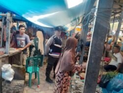 Bhabinkamtibmas Sektor, Penyabungan Selatam Gelar Patroli Dialogis dI Pasar Kayu Laut