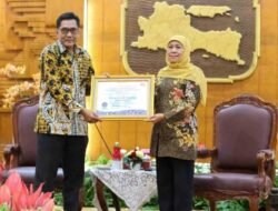 Gubernur Khofifah Terima Penghargaan Kepatuhan Tinggi dari Ombudsman RI