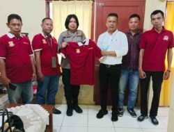 Ketua Pewarta Berikan Baju Kebesaran kepada Kasi Humas Polrestabes Medan