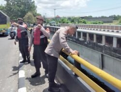 Toyota Avanza Terjun Bebas ke Kolong Jembatan Sedalam 10 meter
