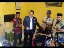 Sang Pejuang Duafa Beri Kursi Roda kepada Pasutri Penderita Lumpuh