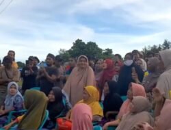 Personel Polres Mandailing Natal dan Personel TNI dialog dengan masyarakat Singkuang I KUD HSB