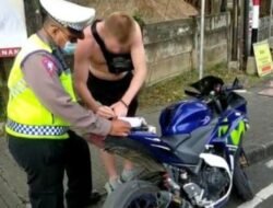 Tak Pakai Helm Hingga Plat Nomor, WNA Kena Tilang di Sanur