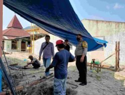 Aiptu Aidil Bersama Masyarakat Melaksanakan Renovasi Pembangunan Masjid Al Amin