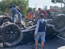 Hindari Tabrakan, Mobil Ford Terbalik di By Pass IB Mantra Gianyar
