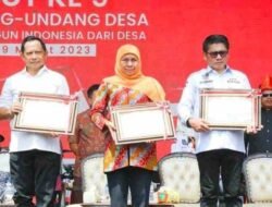 Gubernur Khofifah Terima Penghargaan Gubernur Peduli Kesejahteraan Aparatur Desa