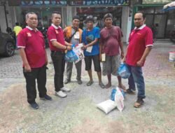 Jumat Barokah Ramadan, Ketua Pewarta Berikan Sembako kepada Juru Parkir dan Petugas Jaga Malam