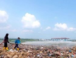 Cegah Bau, Pemkot Surabaya Semprotkan Larutan Organik Di TPA Benowo