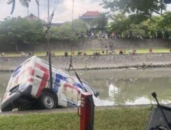 Handrem Tidak Berfungsi, Mobil Ekspedisi JNE Terjun Bebas di Area Taman Pancing Denpasar