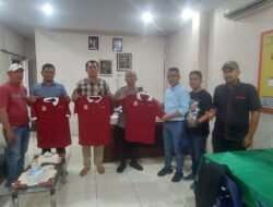Ketua Pewarta Serahkan Baju Kaos Kebesaran kepada Kapolsek, Kanit dan Panit Reskrim Medan Area