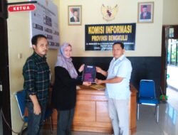 Shanti Yudharini Sampaikan Laporan PPID Bawaslu Kota ke KIP Bengkulu