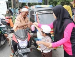 Ketua Bhayangkari Polres Mandina Beserta Jajaran Gandeng TK Kumala Bhayangkari 14 membagikan ratusan paket takjil