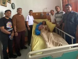 Kacab 1 PUD Pasar Medan Jenguk Ibunda Ketua Pewarta di RS Haji Medan