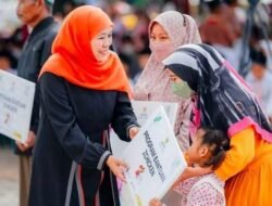 Gubernur Khofifah Salurkan 2000 Santunan Yatim dan Dhuafa di Tuban