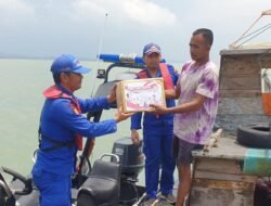 Polres Karimun Bagikan Sembako Kepada Masyarakat Yang Terdampak Kenaikan Bahan Pokok