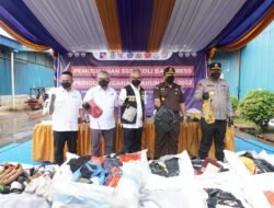KAPOLDA KEPRI Saksikan Langsung Pemusnahan BB Impor Ilegal bernilai Rp. 17,4 M