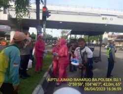 Jaring 91 Polsek SU 1 Palembang mendampingi Kapolsek SU 1 membagikan takjil