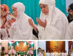 Malam Keduapuluh, Gubernur Khofifah Sholat Teraweh di Mushola Grahadi