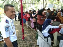 Pengambilan Tiket Mudik Gratis Pemko Medan Hari Pertama Masyarakat Mengantri