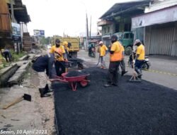 Patut Diajungi Jempol Dinas PU Sat Set, Jalan Berlubang di Tanami Pohon Pisang Sudah Kembali Mulus
