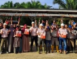 Ketua KUD P Cahaya membagikan THR dan Sirup kepada segenap karyawan Kebun Plasma III