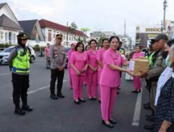 Ibu PD Bhayangkari Polda Sumut Memberikan Bingkisan Pada Personel Pos PAM Sun Plaza.