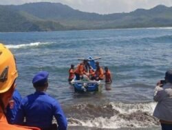 Pencarian Wisatawan Hanyut di Pantai Payangan Jember