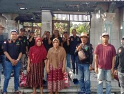 Laskar Banjar Dalas Hangit, Hulu Sungai Tengah Bagikan Bantuan Korban Kebakaran Di Desa Buluan