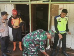 Personel Polsek Pancur Batu Bantu Membersihkan Rumah Warga yang Terdampak Banjir