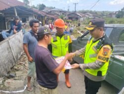 Wakapolrestabes Medan Serahkan Bantuan Kapolda Sumut kepada Korban Banjir Bandang