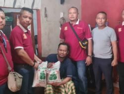 Anggota Sakit, Ketua Pewarta Jenguk dan Berikan Sembako serta Uang Santunan