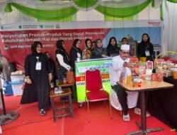 UKM Haji Umroh, Tampilkan Produksi Kerjasama dengan Telkomsel di stand Ahmed
