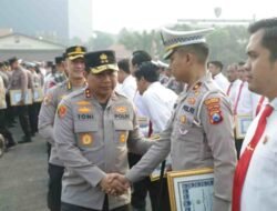 Kapolda Jatim Berikan Penghargaan 59 Personil Dalam Membangun Citra Positif Polri