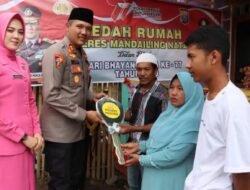 Dalam Rangka Hari Bhayangkara ke 77, Polres Mandailing Natal Bedah Rumah Bapak Taufik