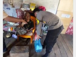 Sat Binmas Polres Madina Salurkan Bantuan Sembako Kepada Lansia Kurang Mampu