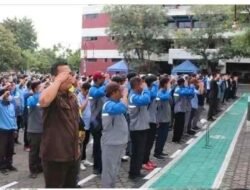 Arief Wisnu Cahyono Memimpin Apel Pagi di Halaman PDAM Surya Sembada Surabaya
