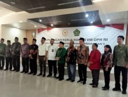 Anggota DPR RI Marwan Dasopang Sambut Kedatangan Haji Kloter 11