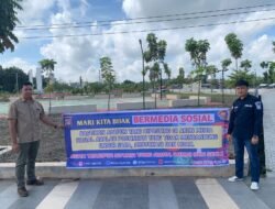 HUMAS Polres Ogan Ilir Pasang Spanduk dan Bagikan Stiker Himbauan Jaga Prilaku dan Bijak Bermedia Sosial