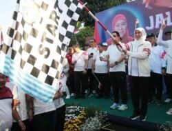 Peringatan 1 Muharram 1445 H, Gubernur Khofifah Bagikan Puluhan Ribu Bendera dan Lepas Jalan Sehat
