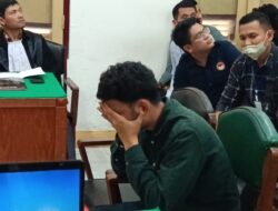 Trauma Berat, Ken Admiral Tutup Wajah dan Telinga Saat Video Penganiayaan Diputar Kembali