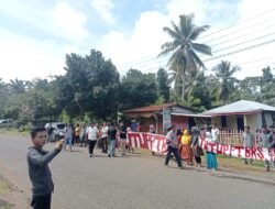Jokowi Datang, Spanduk Tolak PT BRS Dirusak Oknum Tak Dikenal